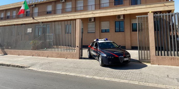 Un mini arsenale a casa, tra cui un fucile rubato: arrestato un 23enne a Vittoria