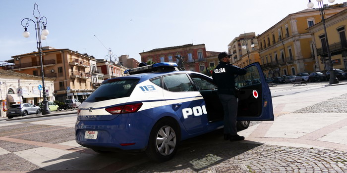 La pericolosa fuga in auto di un 23enne che non si ferma all’alt della polizia, scappando e creando rischi per sé e per gli altri a Vittoria