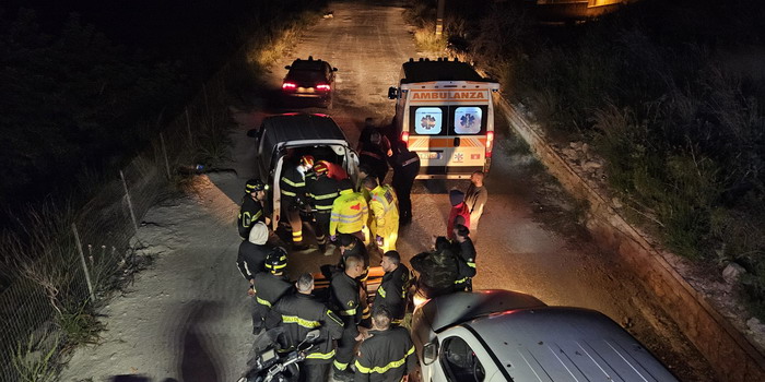 Un uomo precipita in una scarpata, restando ferito e bloccato in un’area rurale impervia a Comiso. Salvato dai pompieri e ricoverato