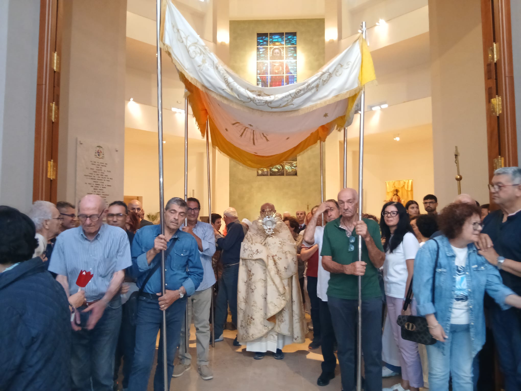 Solennità del Sacro Cuore di Gesù, la processione con il Santissimo ha concluso le celebrazioni