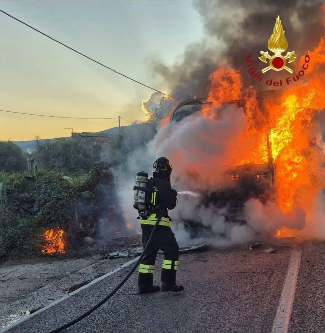 Autocarro in fiamme sulla Ss 115