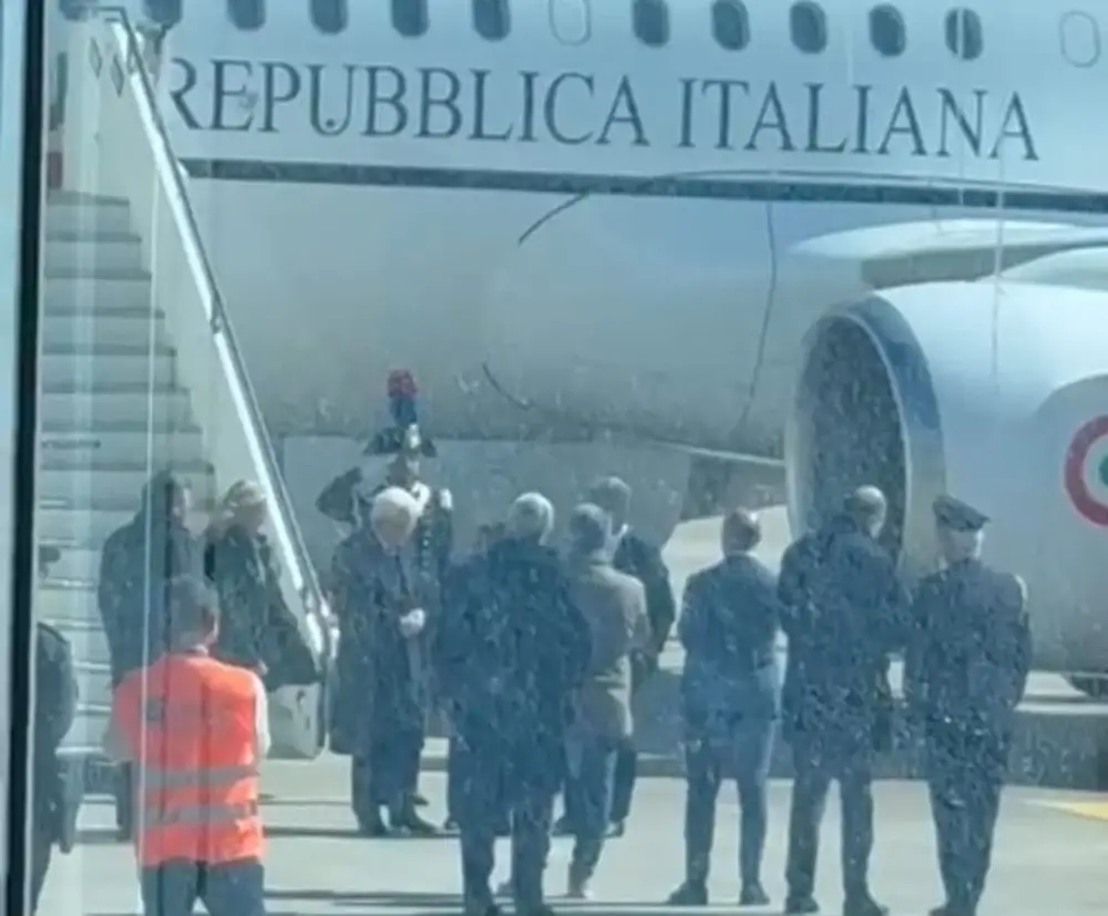 Sergio Mattarella all'aeroporto di Comiso
