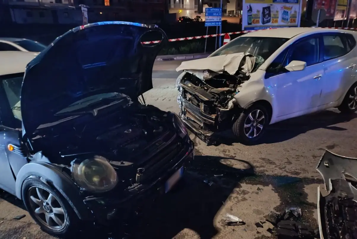 Incidente via Gandhi Comiso: scontro frontale e due feriti