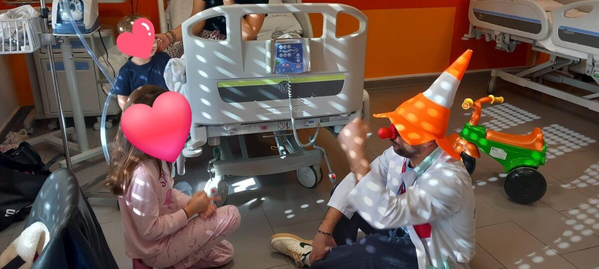 Teniamoci per mano Onlus: sorrisi e clownterapia in corsia