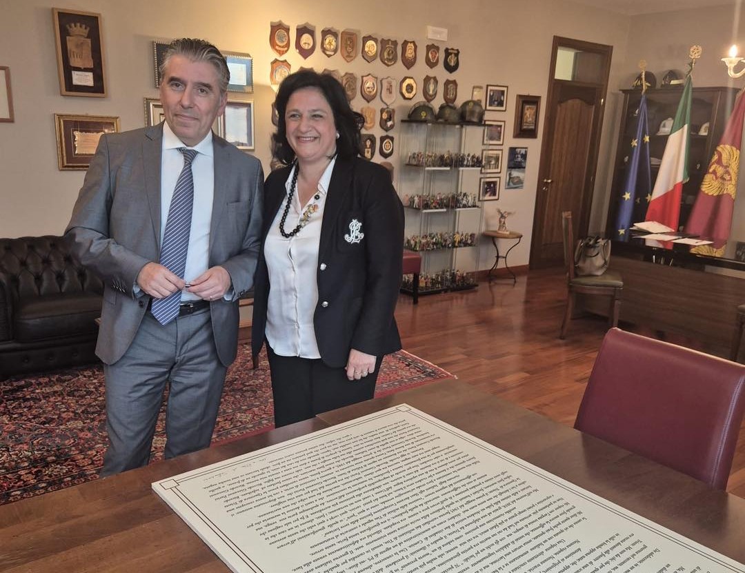 "Io ricordo". La vicenda di Giovanni Parisi affissa in Questura