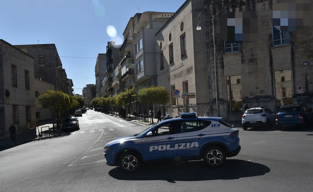 Ragusa, controlli Polizia: tre denunce tra droga e armi