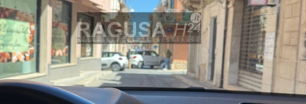 Incidente a Comiso: auto finisce contro il muro di una casa