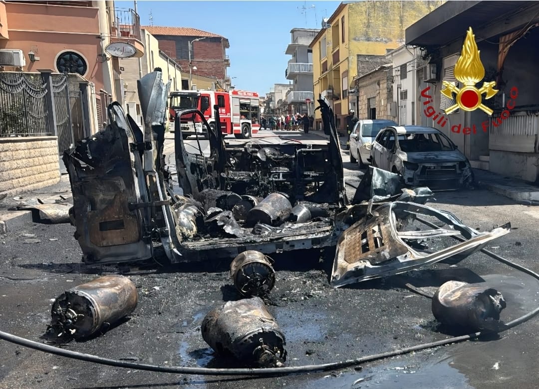 Vittoria, incendio del furgone: ecco come sta l’autista del mezzo