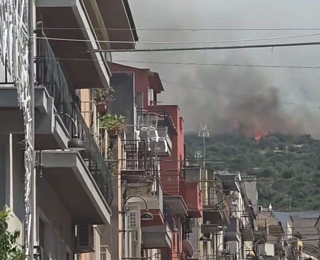 Grave incendio nelle curve tra Ragusa e Comiso. Sul posto i VVF