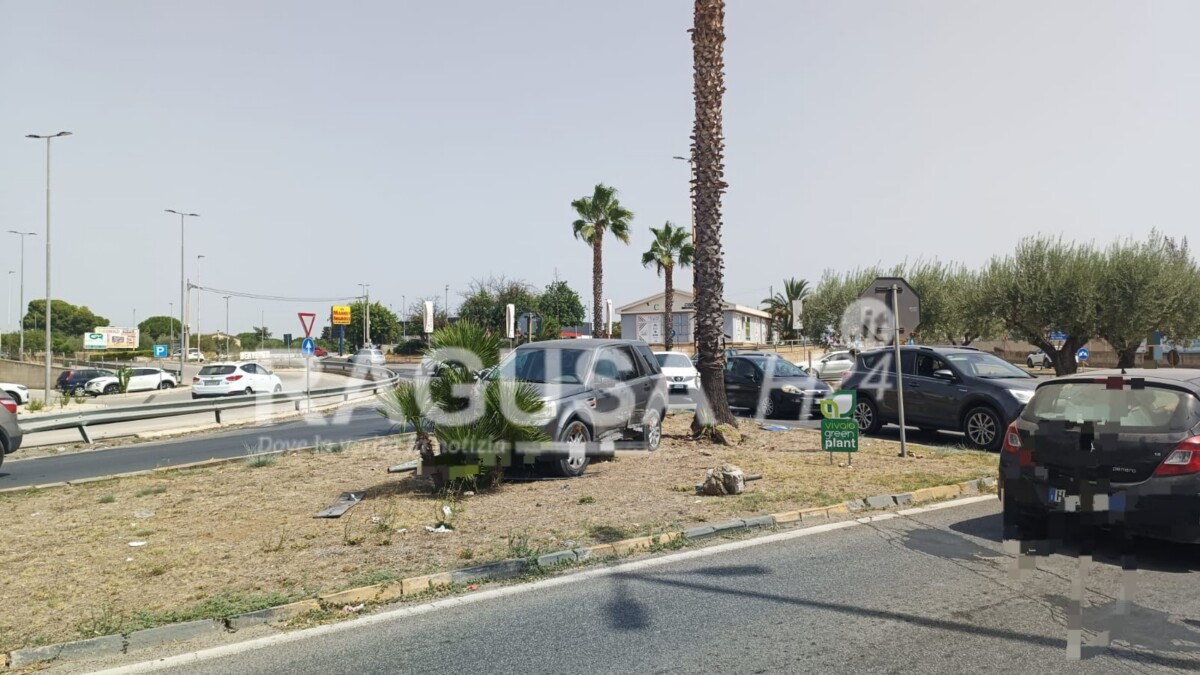 Incidente all'ingresso di Vittoria, scontro tra Range Rover e BMW