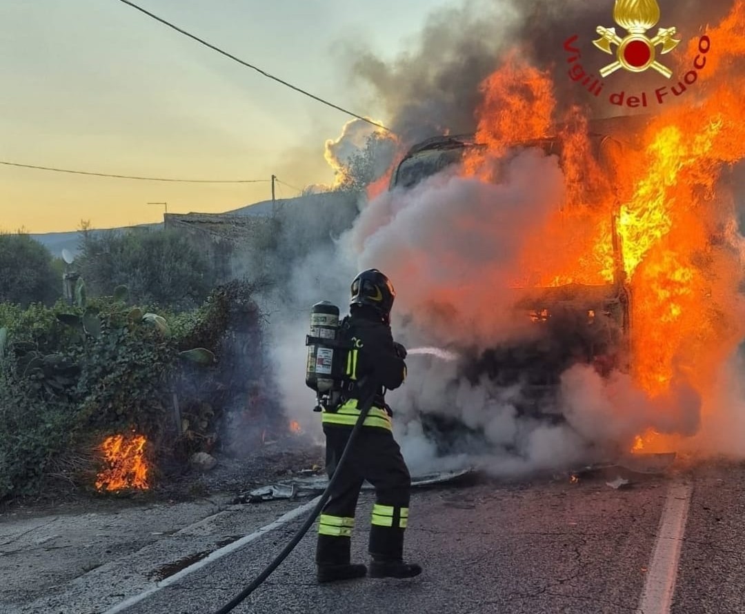 Fiamme sulla 115: camion prende fuoco tra Comiso e Vittoria