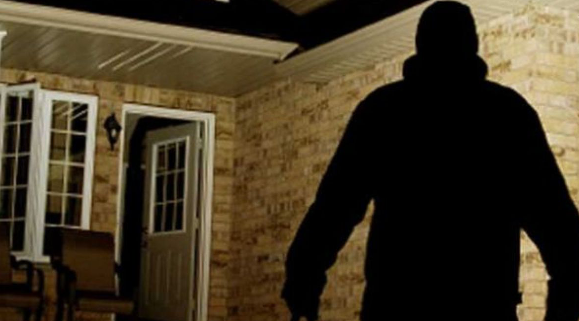 Tentano di forzare il portone di un condominio a Comiso: denunciati due minorenni