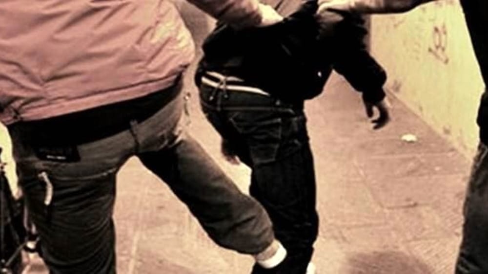 Rissa nel centro storico di Comiso, immigrati con bottiglie rotte in mano fermati dai gestori dei locali