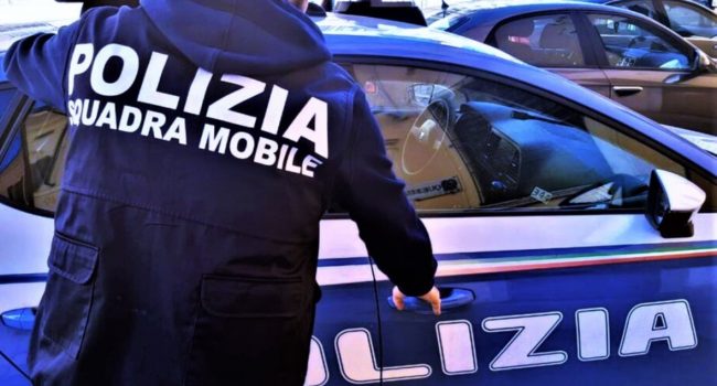 Minaccia gli agenti di polizia e ne ferisce uno; arrestato, evade e fugge all'alt dei carabinieri: 2 arresti in due giorni
