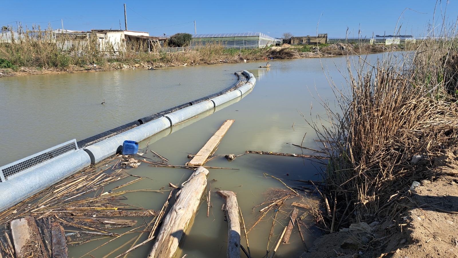 Dirillo, attiva la prima barriera anti-plastica in Sicilia: stop ai rifiuti prima del mare