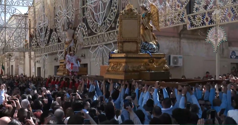 I fuoriprogramma della Pasqua a Comiso: un uomo ferito alla fronte, l'ambulanza senza freno che indietreggia e l'omaggio a Vicé Scamporrino