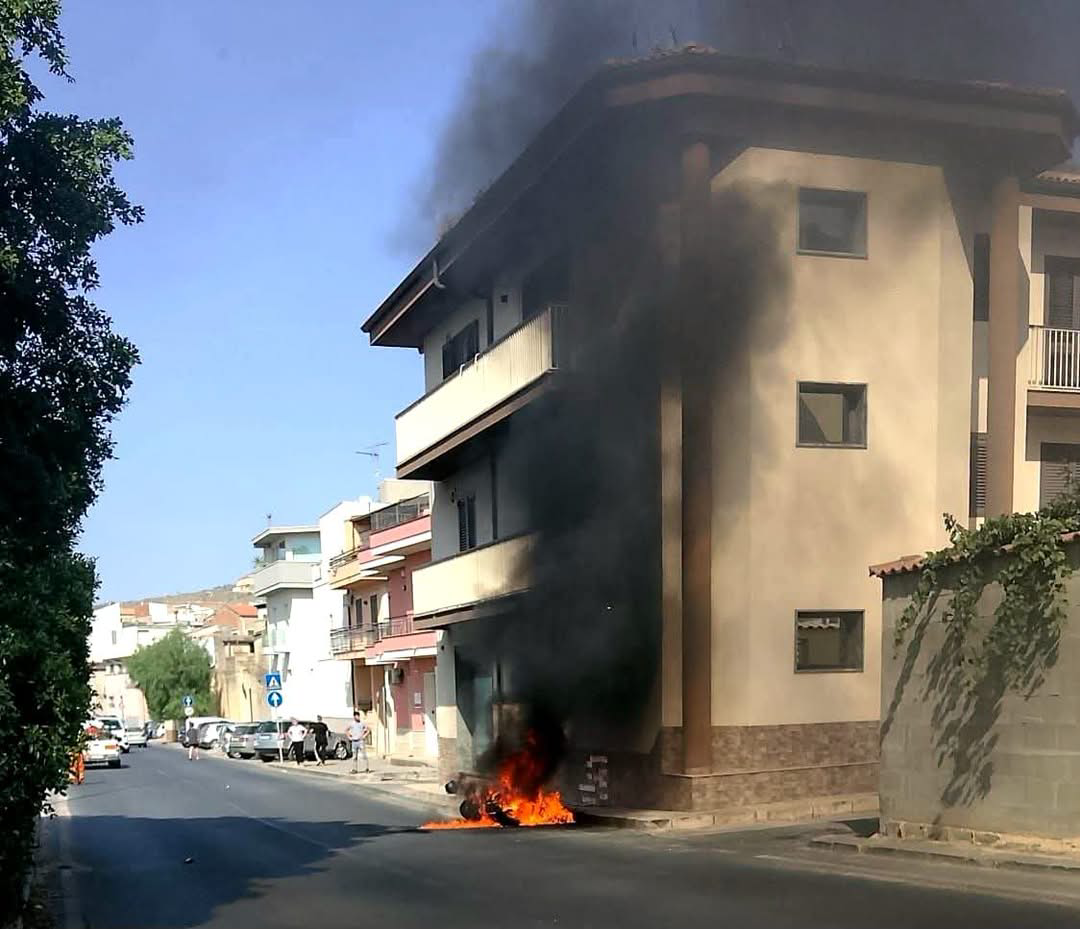 Incidente autonomo a Comiso, due persone ferite: intervento dei soccorsi in via Mediterraneo