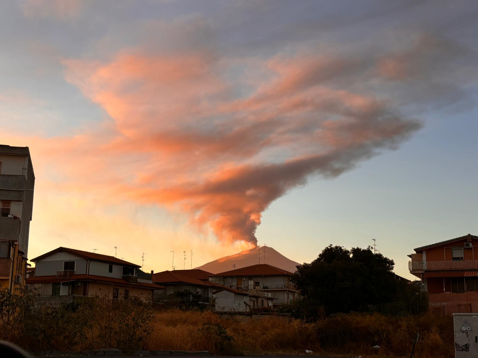 La situazione peggiora: aeroporto di Catania chiuso fino alle 22, stop a arrivi e partenze
