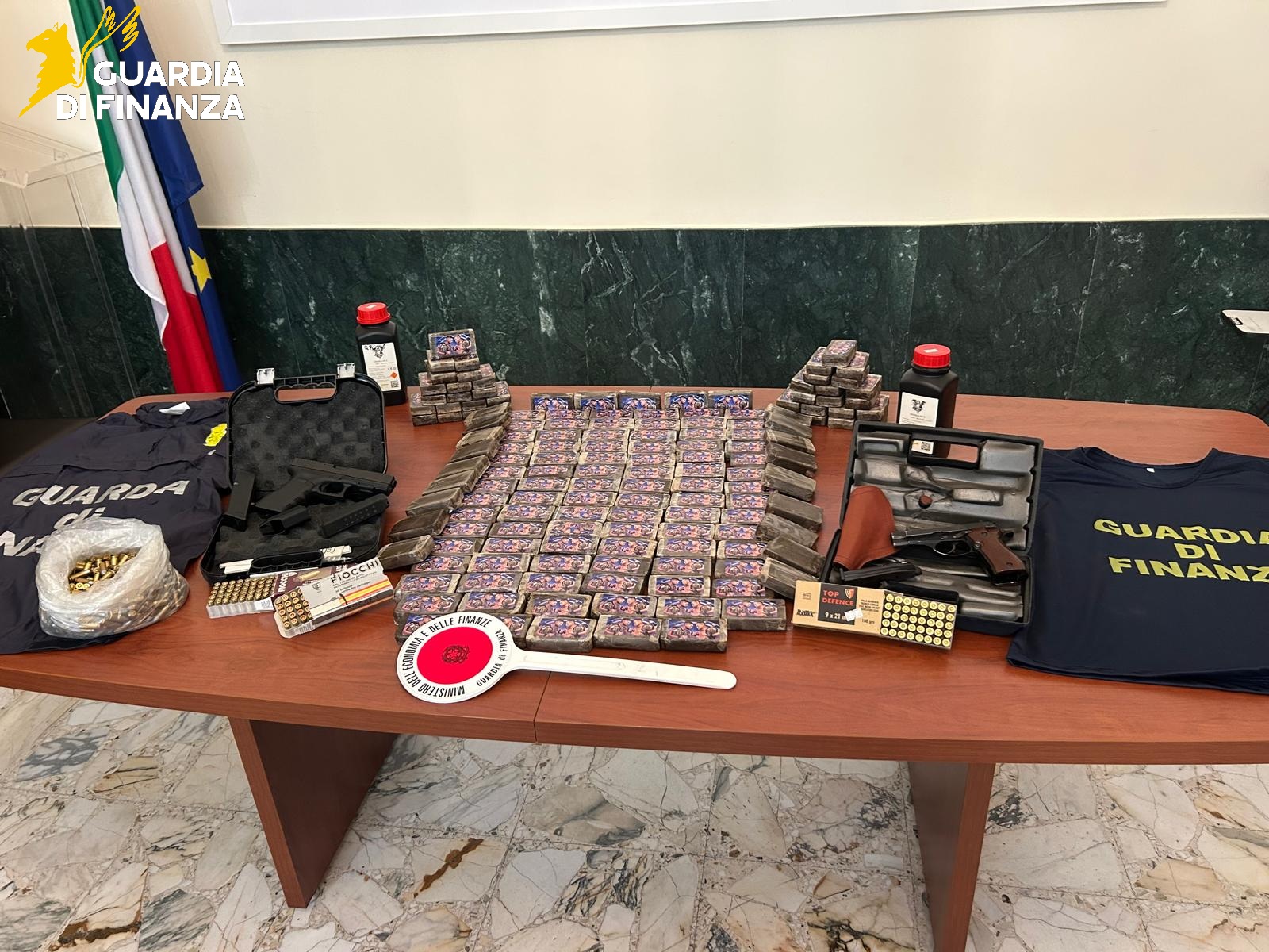 Viaggiava con 12,8 chili di hashish e armi: arrestato sulla SS 514