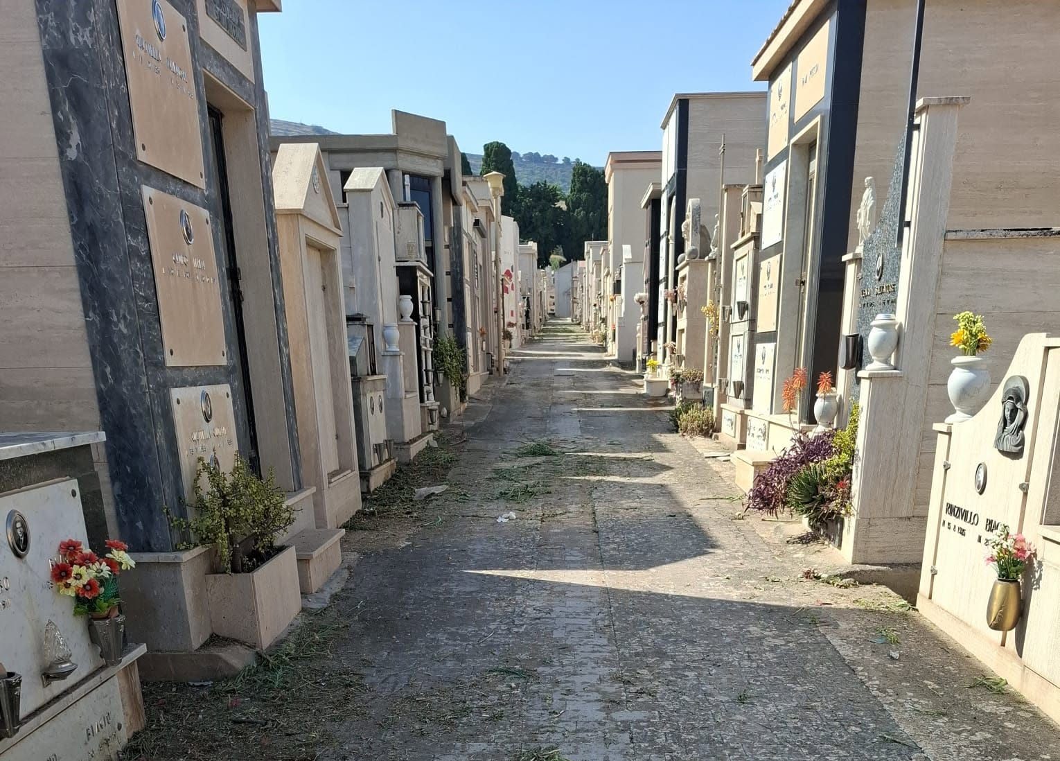 Cimitero chiuso per due giorni a Comiso: il 24 e 25 agosto stop alle visite per operazioni di diserbo