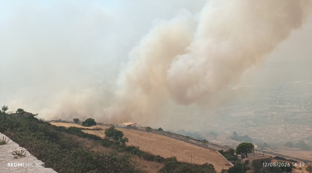 Fiamme sulla strada statale 115, nella zona della "Madonnina". Incendio anche sulla Ragusa - Coffa