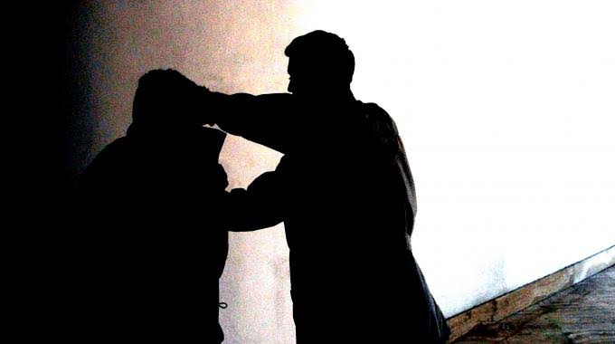Aggredito in strada e rapinato del monopattino: 26enne finisce in ospedale a Vittoria
