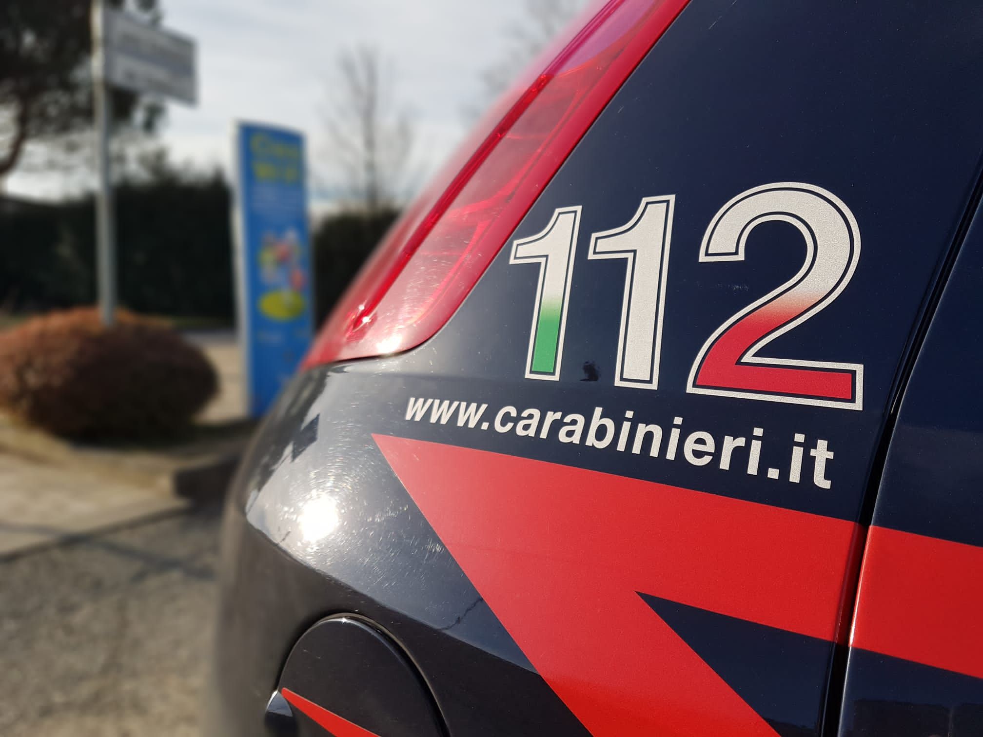 Sfonda la porta ed entra in casa: i Carabinieri lo sorprendono mentre rovista nei cassetti