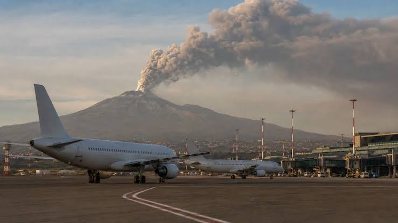 Etna, torna l'incubo della cenere sull'aeroporto di Catania: voli sotto osservazione